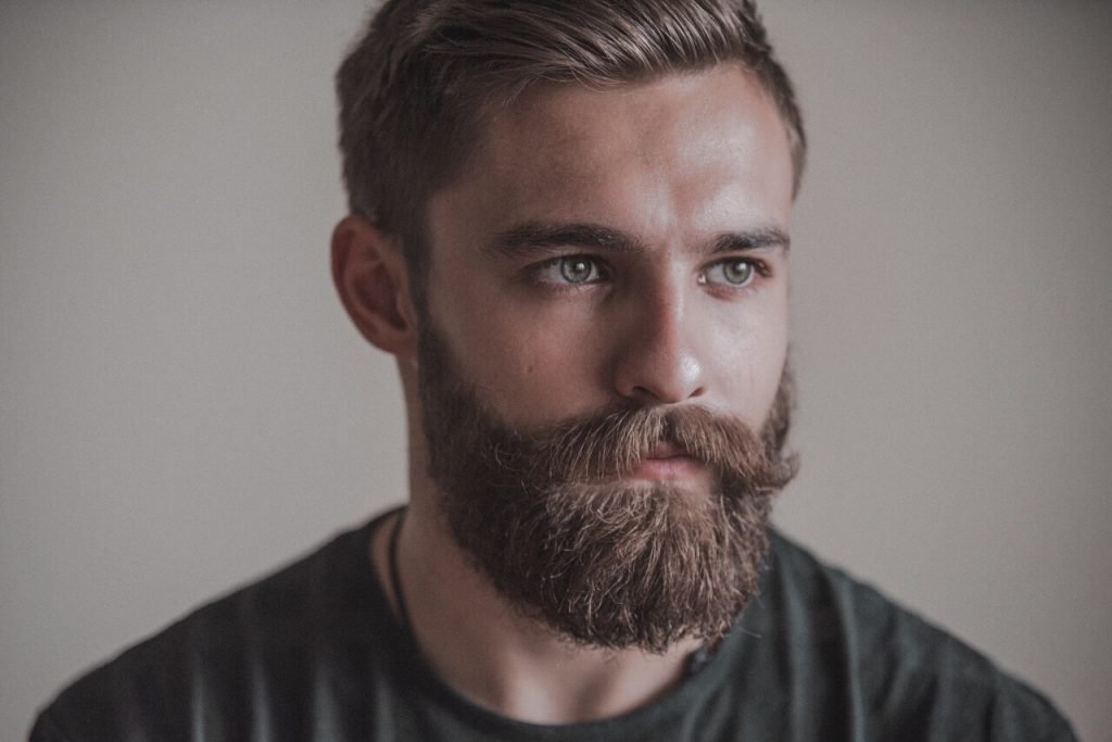 barba-de-lenhador-como-ter-e-manter-o-estilo-lavar-e-hidratar-diariamente